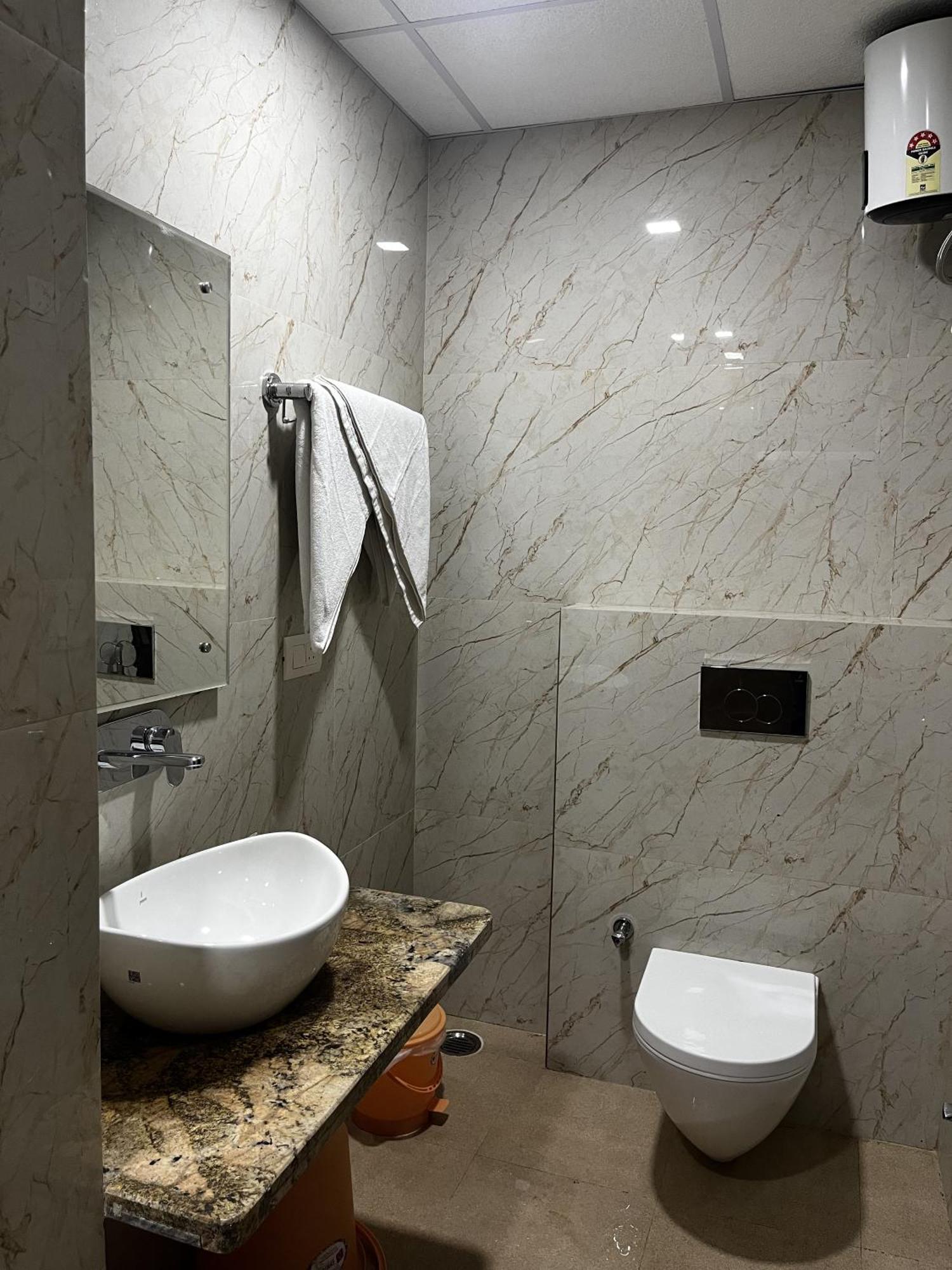 Roomquet Comfort Inn Аллахабад Экстерьер фото