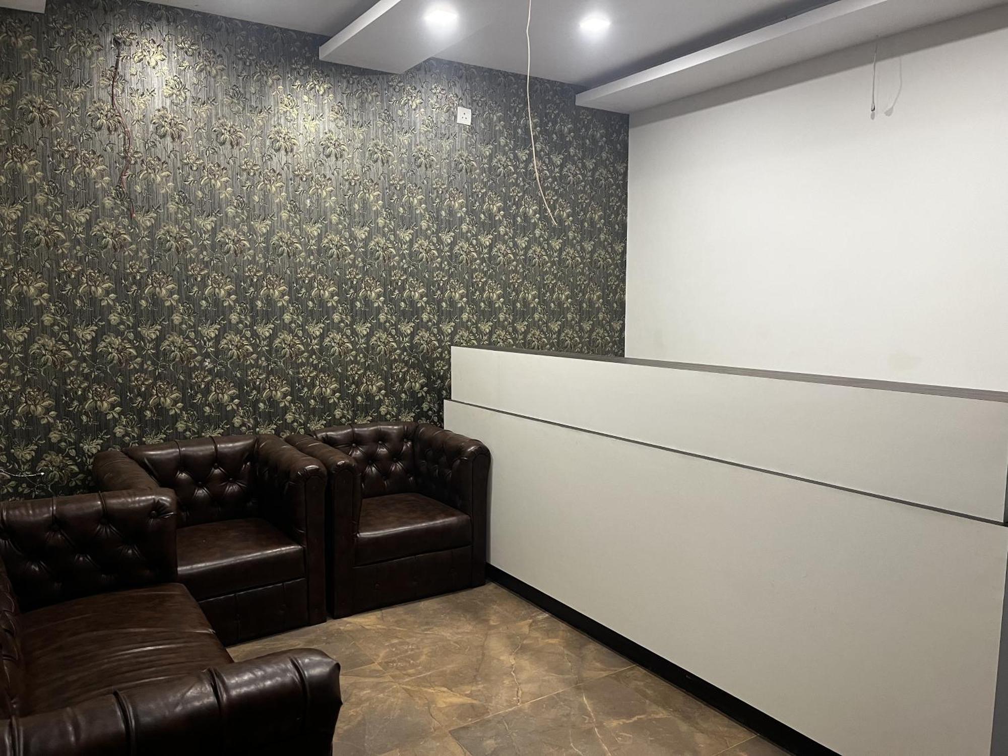 Roomquet Comfort Inn Аллахабад Экстерьер фото