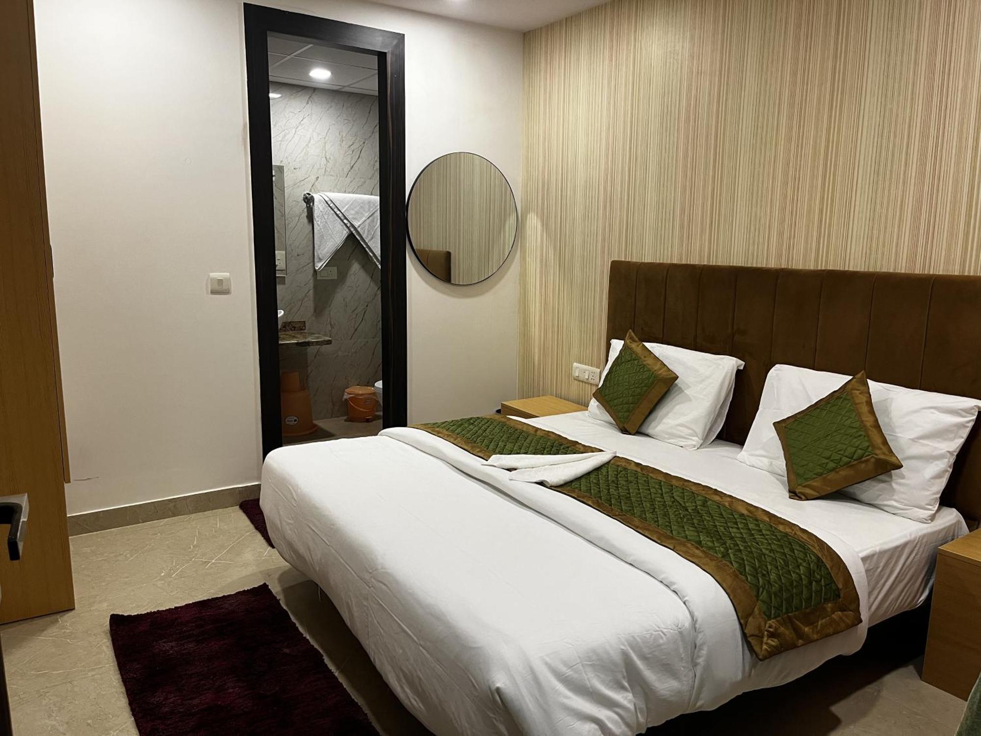 Roomquet Comfort Inn Аллахабад Экстерьер фото